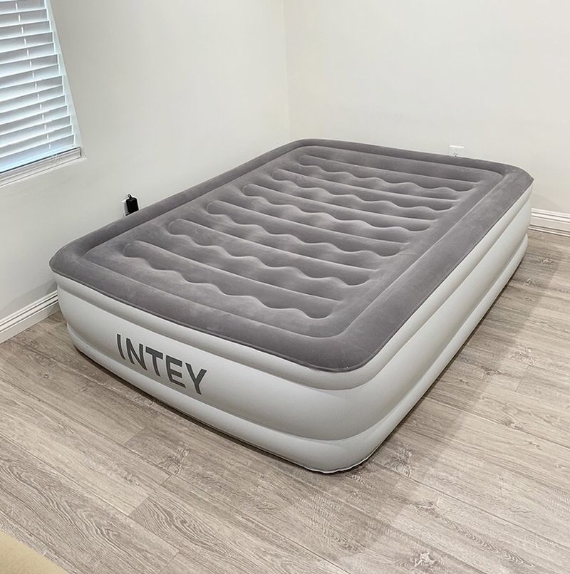Brand New $50 INTEY (Queen Size) Air Mattress Bed Inflatable w/ Built-in Electric Pump, Size: 80x60x22”