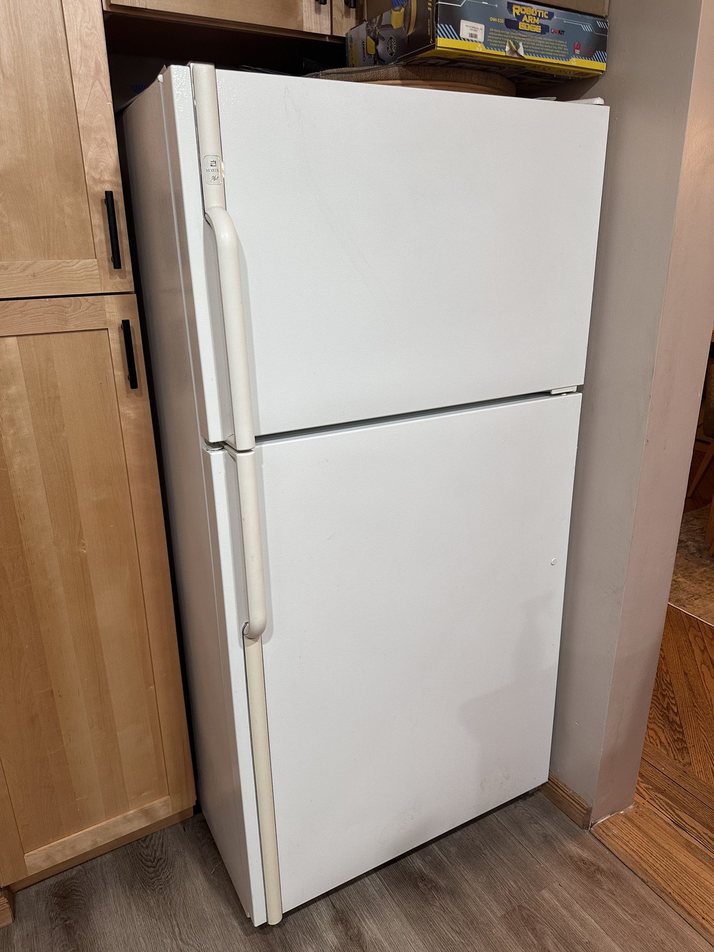 Maytag 32-Inch Wide Top Freezer Refrigerator 