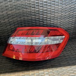 2010 2011 2012 2013 Mercedes-Benz E350 E500 Sedan Right Passenger Side Outer Tail Light OEM