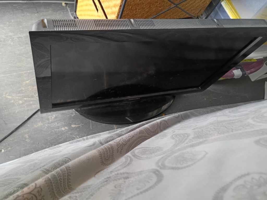 TOSHIBA LCD FLAT SCREEN TV