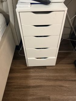 White dresser 5 drawers
