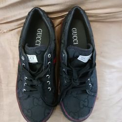 MENS  SZ 7 GUCCI SHOE BLACK /RED STRIPE
