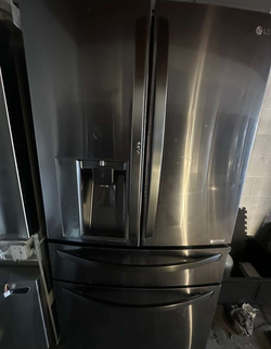 LG 4‑Door French Door Fridge – Black Stainless, Ice/Water