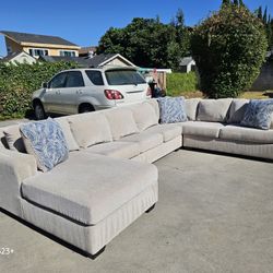 Beautiful Large Sectional Sofa 💥 Free Delivery 💥 