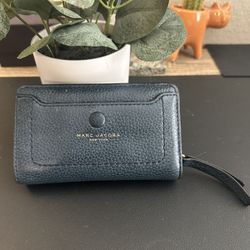  MARC JACOBS ZIP AROUND WALLET BLUE  PEBBLE LEATHER BLUE LEATHER LINING 