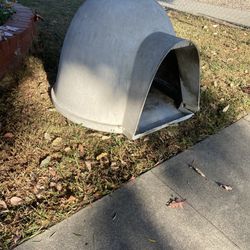XL dog house