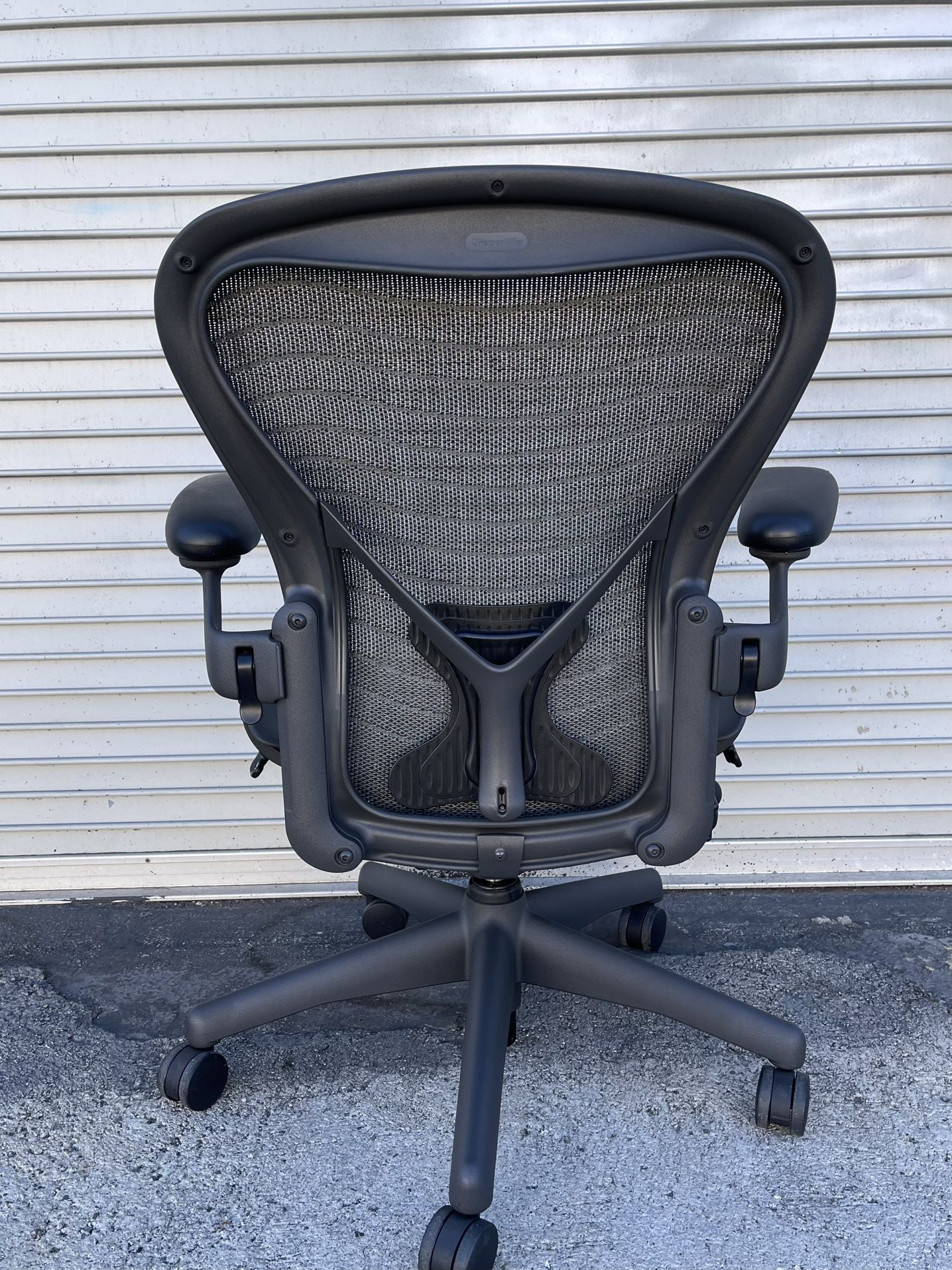HERMAN MILLER CLASSIC AERON SIZE B FULLY LOADED DELIVERY AVAILABLE FOR A FEE