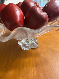 Frutero con manzanas de madera