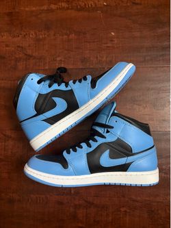 AIR JORDAN 1 MID ‘UNIVERSITY BLUE BLACK’