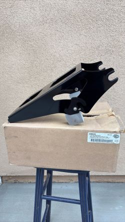 Detachable tour pack mount