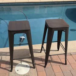 2 bar stools