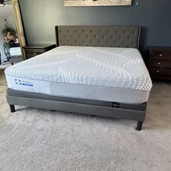 King Sealy Posturepedic Hybrid Mattress – Clean – Like New