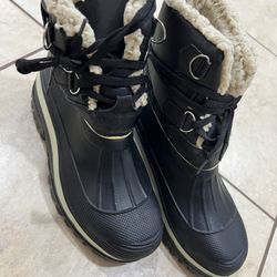 $10 - Woman Snow Boots Size 8