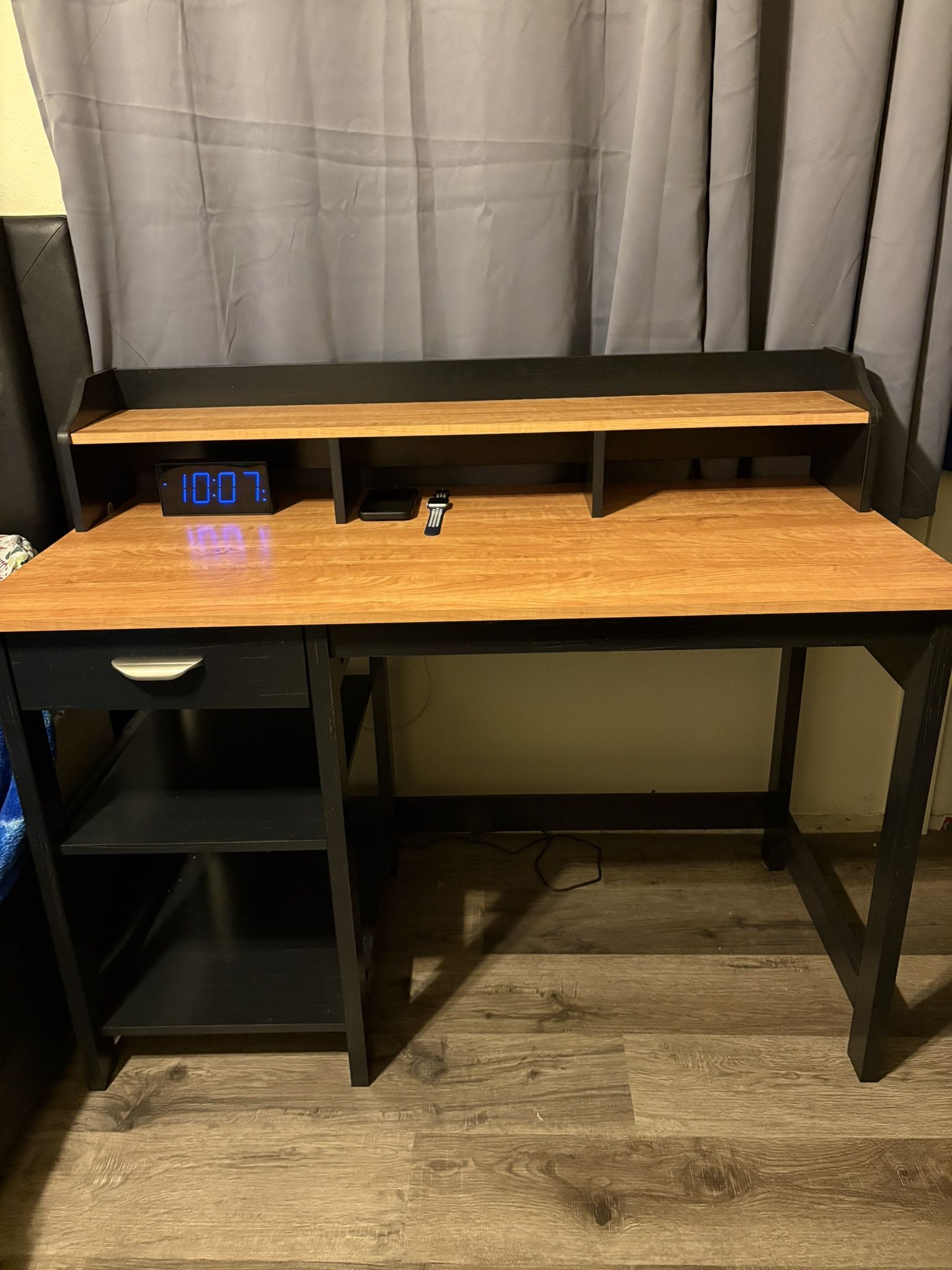 Desk /escritorio ( Moreno Valley ca )