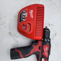 Milwaukee 12 Volts Drille And A Charger  95 Dollars