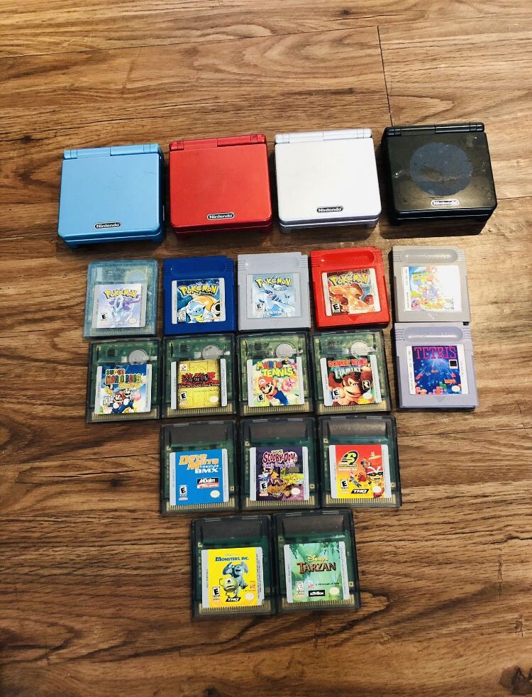 Gameboy Advance SP consoles and games cartridges Pokémon, Mario
