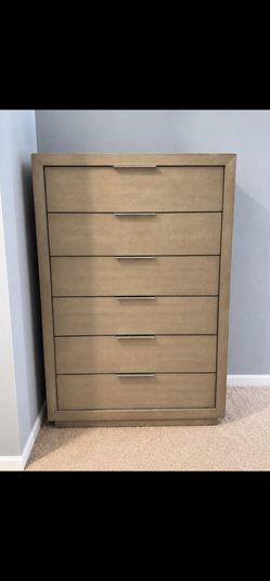 Light Greige Oak 6-Drawer Dresser — Like New!