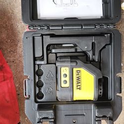New Never Used 100 Ft.  Dewalt Green Self Leveling Cross Line Laser Level W/3 AA Batteries And cases 
