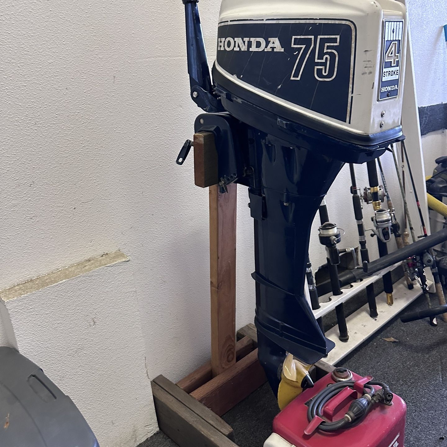 Honda 4 stroke Outboard With Gas Can 