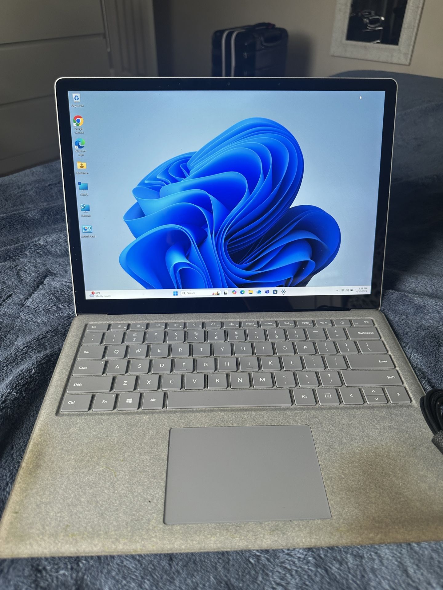Microsoft Surface Laptop 2, Core i5 / 8GB RAM / Windows 11 Pro / 13.5” Touchscreen