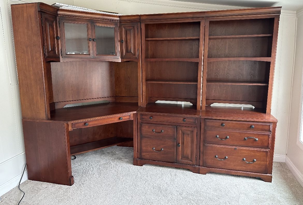 Office desk With Shelves
