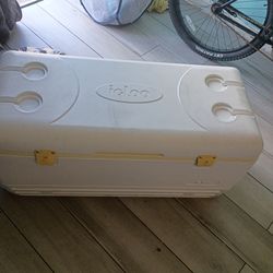 124qt. Igloo cooler almost new