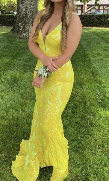 BEAUTIFUL YELLOW SIZE 8 PROM DRESS