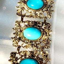 Beautiful Vintage Gold Tone Filigree 5 Panel Bracelet Adorned With Stunning Blue Turquoise Cabochon. 💙 