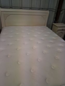 Beautiful White Off White Full/Queen Bedroom Set by Lexington