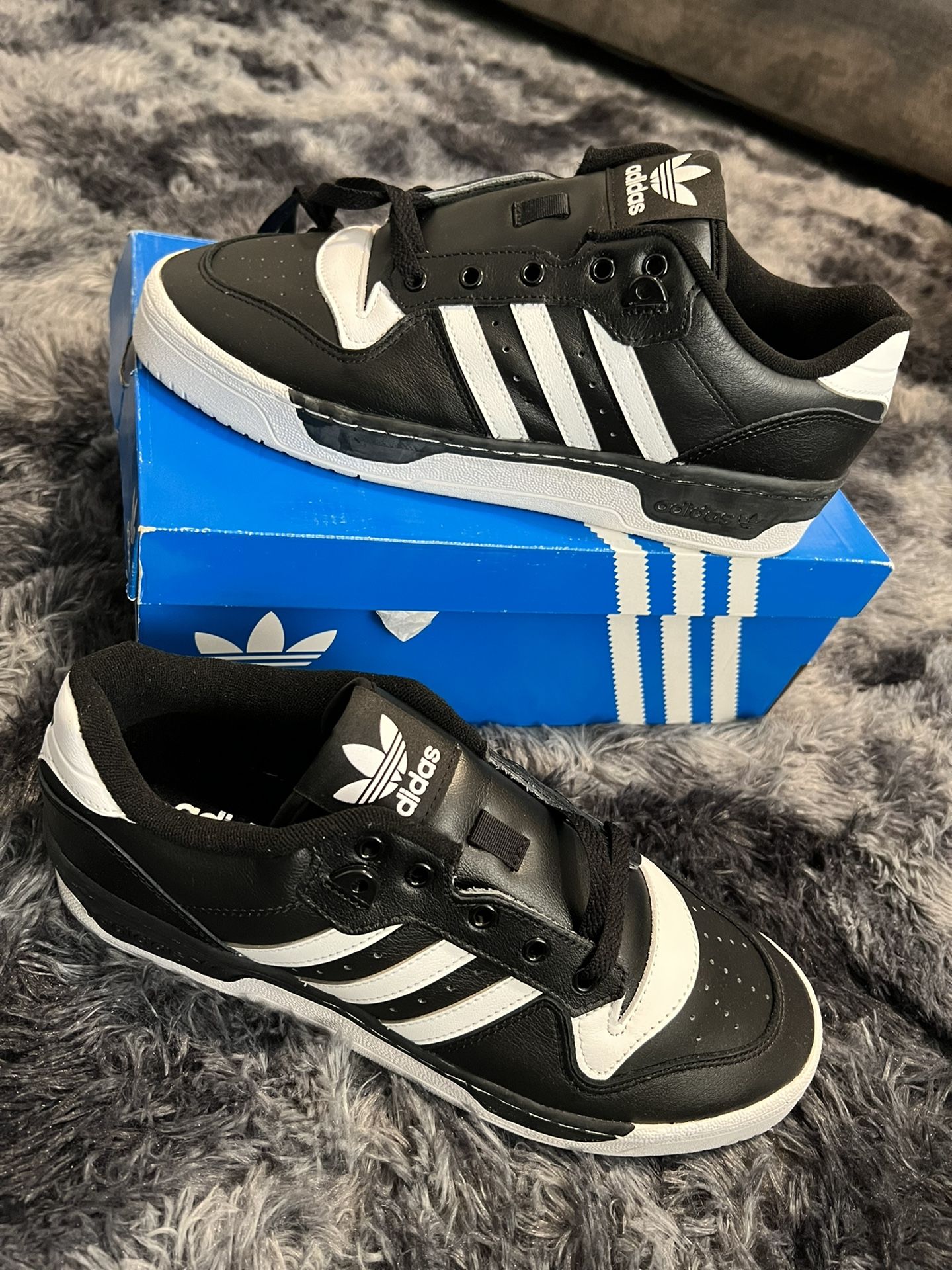 ***Rivalry Low Black / White Adidas size 10 Men US***