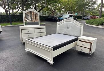 Bedroom Set Full Size Solid Wood White Color In Excellent Condition by Furniture
