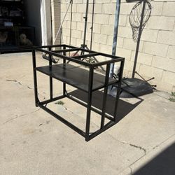 tank desk abt 3.5 feet long  21 inch wide 27 inch hight