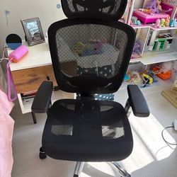Black Mesh Ergonomic Office Chair with Headrest