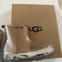 NEW. UGG Women ! 