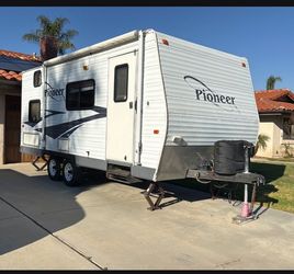 2006 Pioneer Travel trailer 18ft