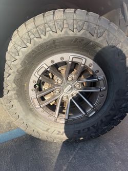 Ford Raptor Wheel with advantage RT All-Terrain Tire