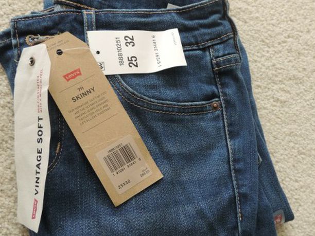 Levi's 711 Skinny Jeans.