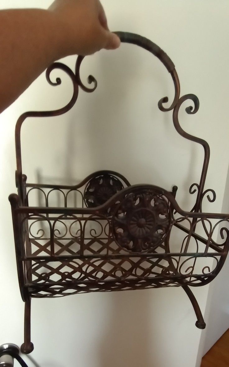 (PENDING)Large Brown / Matel Magazine / News 
Paper Rack Organizer Holder Country Style.
