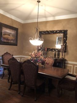Stunning Dining Table with 6 chairs
