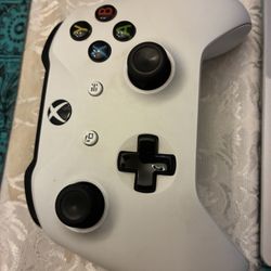 Xbox Wireless Controller in white, compatible with various Xbox consoles and Windows 10 PCs.