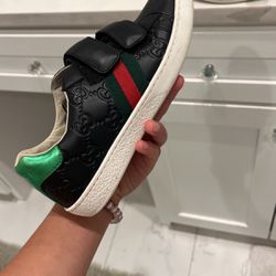 Selling Gucci Shoes Size 32