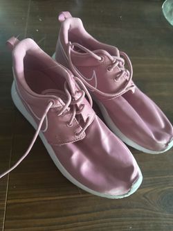 Nike Roshe Pink Low-Top Sneakers size 5 youth