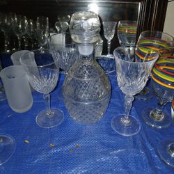 Copas y una botella para poner vino