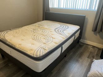 Queen Size Gray Fabric Serta Perfect Sleeper Elite Linden Pond Mattress