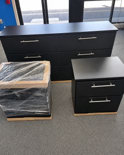 Dresser and 2 nightstands - Cómoda y 2 mesitas de noche