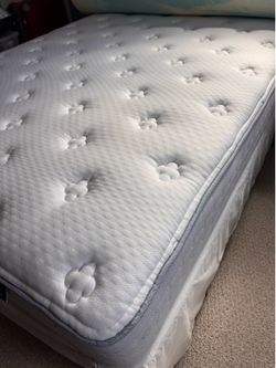 Queen Mattress - excellent condition