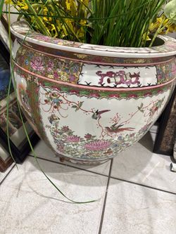 Large Decorative Ceramic Planter with Floral Arrangement / Macetero Grande de Cerámica con Arreglo Floral