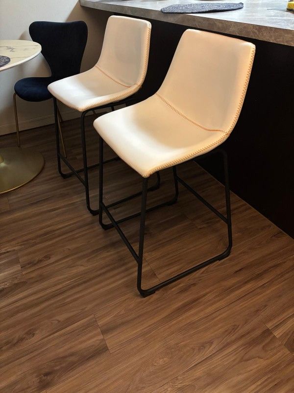 Set of 2 Modern Bar Stools – Cream Faux Leather with Black Metal Legs