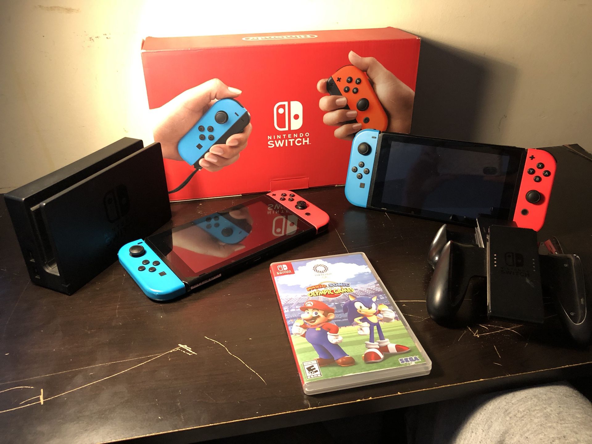 Nintendo Switch room 2 Nintendo Switch Consoles + 1 Game Included