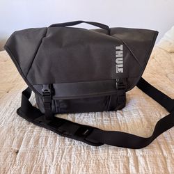 Thule Covert DSLR Camera Messenger bag